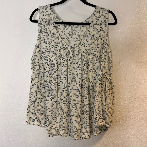 Chic Floral White and Blue Sleeveless Blouse size 2XL - Picture 1 of 6